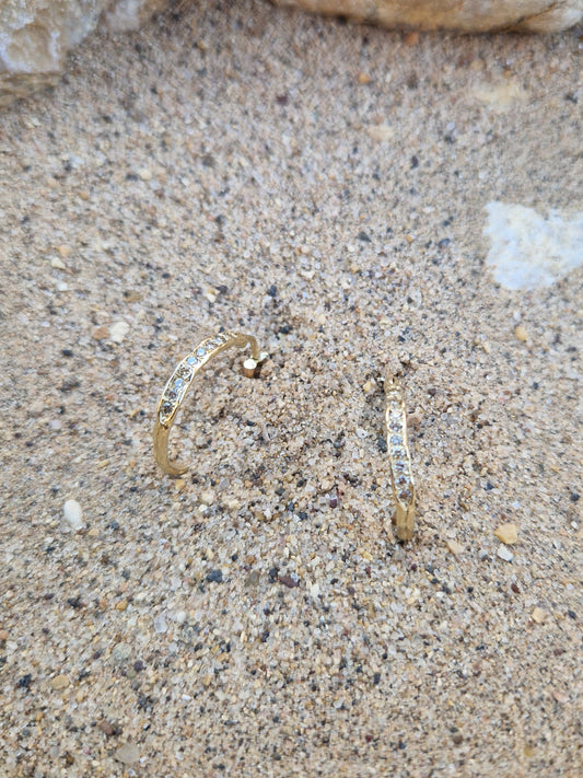 עגילי תרמיל משובצים יהלומים זהב 14K