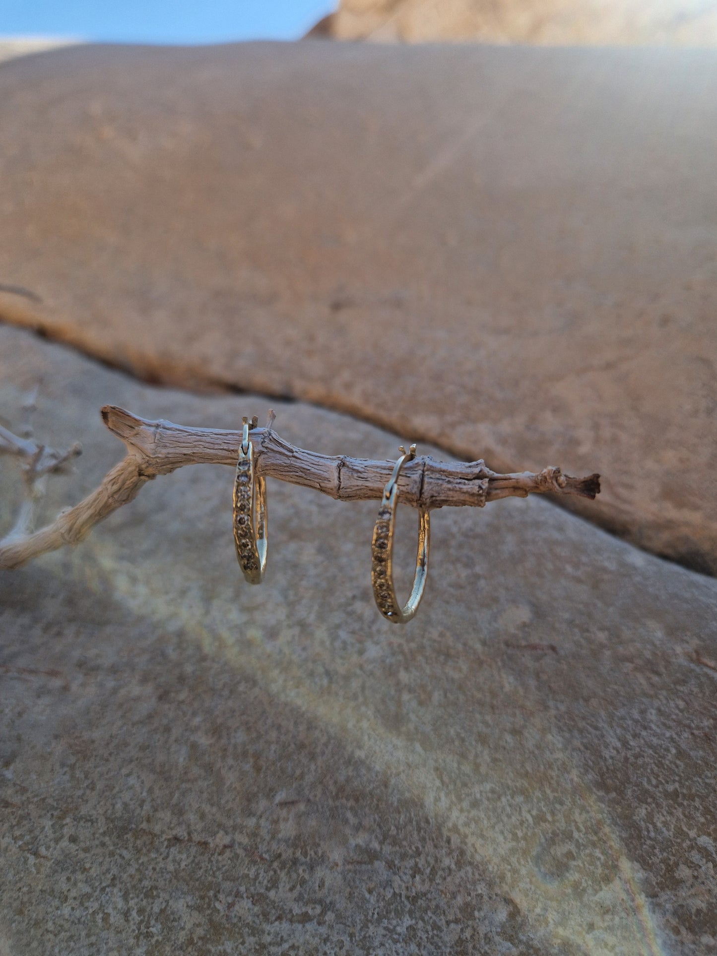 עגילי תרמיל משובצים יהלומים זהב 14K