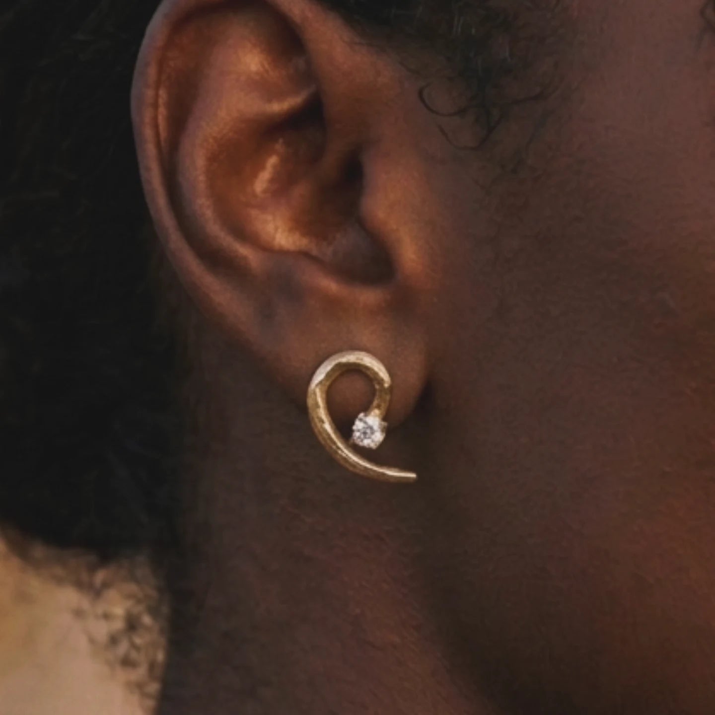 עגילי WEZI משובצים יהלומים 14k